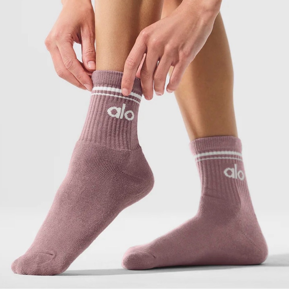 ALO Yoga Unisex Half-Crew Socks in Smoky Quartz - NEW